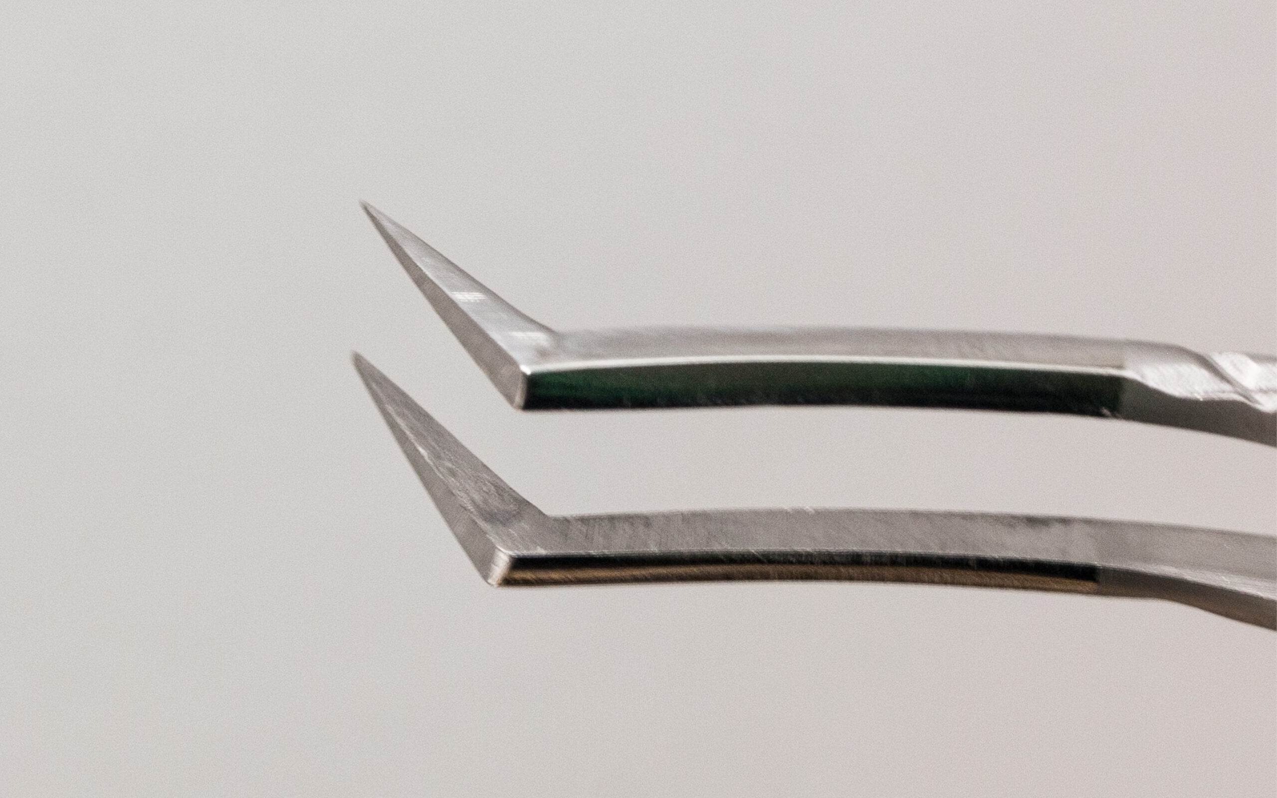 Pęseta SheLashes Isabella S20 – pewność w Twoich dłoniach - obrazek 4