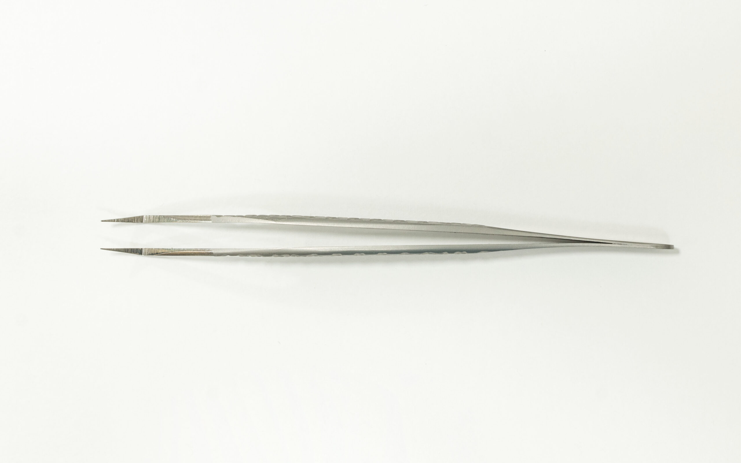 Pęseta SheLashes Isabella S20 – pewność w Twoich dłoniach - obrazek 9