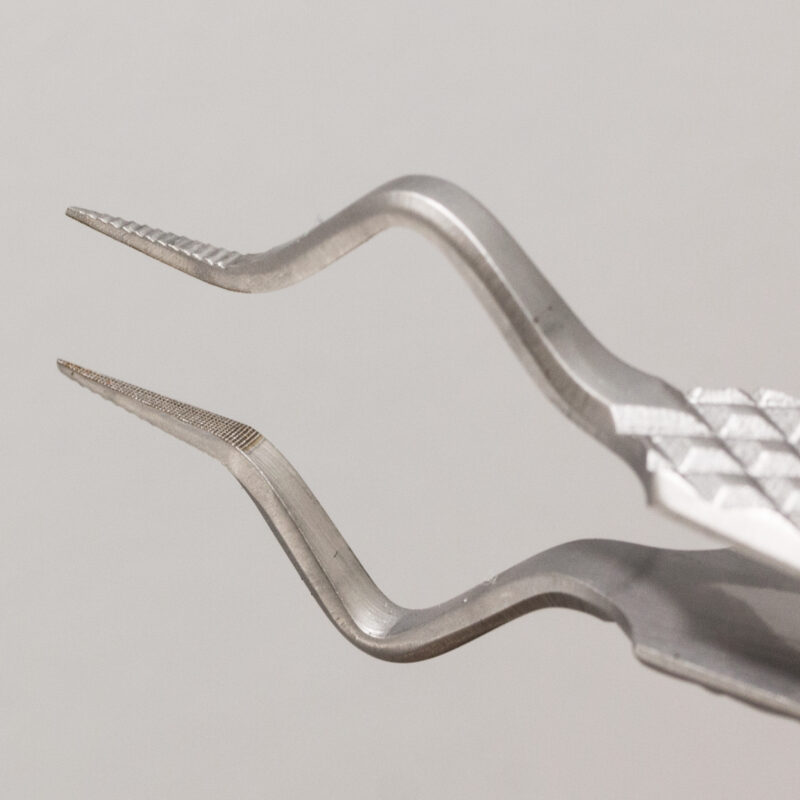 Pęseta SheLashes Suzi S28 – perfekcyjna separacja, którą pokochasz